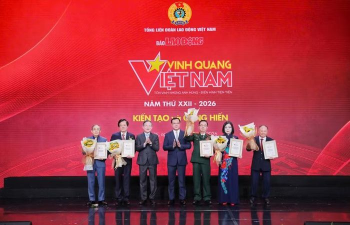 Ông Nguyễn Đình Khang - Bộ trưởng Bộ Dân tộc và Tôn giáo, ông Lương Quốc Đoàn - Chủ tịch Hội Nông dân Việt Nam trao Biểu trưng Vinh quang Việt Nam tặng 5 cá nhân.