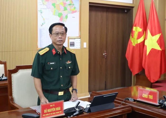 Đại tá Đỗ Nguyên Hoài, Phó Chính ủy Bộ Chỉ huy Quân sự TP Đà Nẵng báo cáo tại hội nghị.