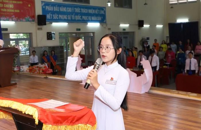 Đảng viên Công Tôn Nữ Hoàng Lan Anh, lớp 12A15, Trường THPT Trần Quang Khải tuyên thệ tại Lễ kết Đảng.