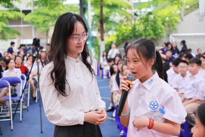Học sinh khối 6 chia sẻ cảm xúc về ngôi trường mới.