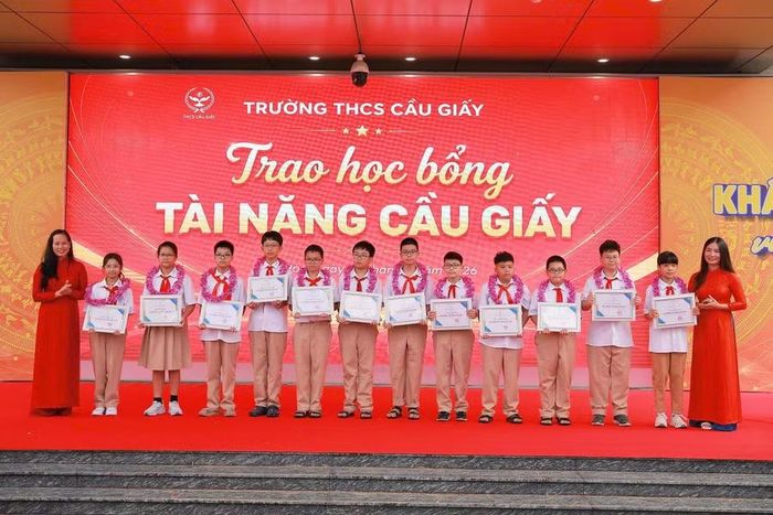 Đại diện Ban Giám Hiệu trưởng Trường THCS Cầu Giấy trao học bổng tài năng cho học sinh.