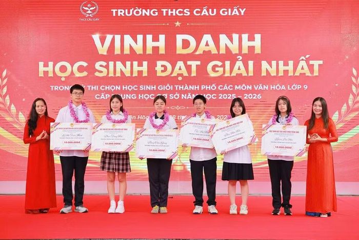 Đại diện Ban Giám Hiệu trưởng Trường THCS Cầu Giấy vinh danh học sinh có thành tích cao.