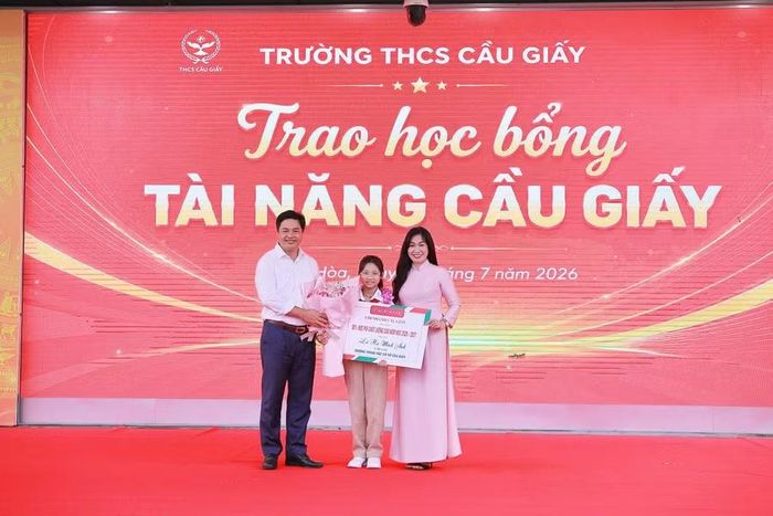 TS. Lưu Văn Thông - Hiệu trưởng Trường THCS Cầu Giấy và đại biểu trao học bổng cho học sinh tài năng.