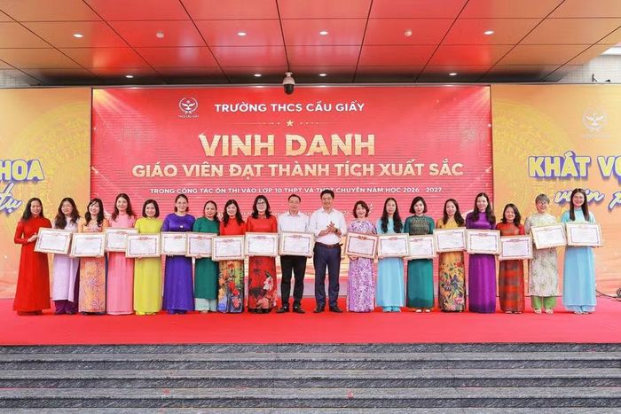  Đại diện Ban Giám Hiệu trưởng Trường THCS Cầu Giấy vinh danh giáo viên có thành tích xuất sắc. 