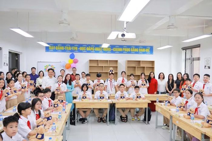 TS. Lưu Văn Thông cùng các thầy cô đã đến từng lớp học thăm hỏi, tặng quà và trao thư chúc mừng tới từng học sinh khối 6.