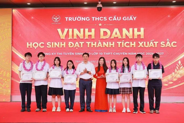  Đại diện Ban Giám Hiệu trưởng Trường THCS Cầu Giấy vinh danh học sinh có thành tích xuất sắc. 