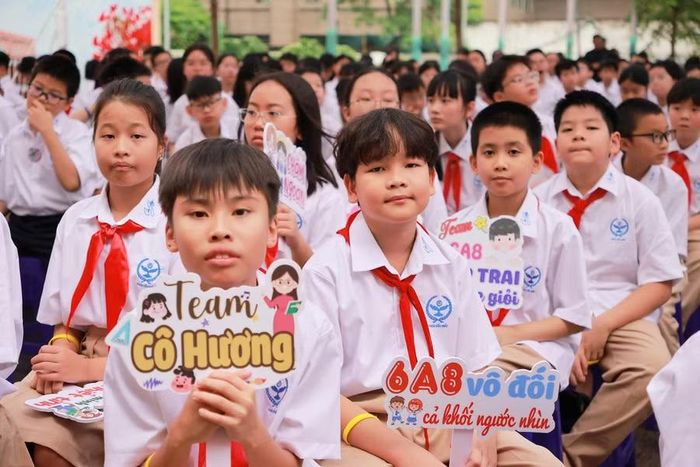 Học sinh khối 6 trường THCS Cầu Giấy.