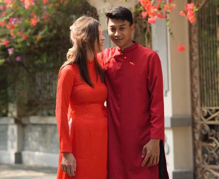 Anni nền nã trong tà áo dài Việt.