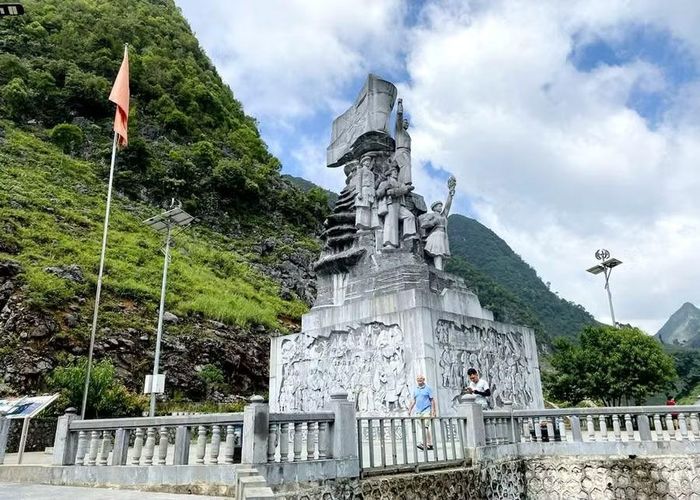 Cụm tượng đài Thanh niên xung phong hứa hẹn là điểm đến mang đậm văn hóa lịch sử trên cung đường Hạnh Phúc.