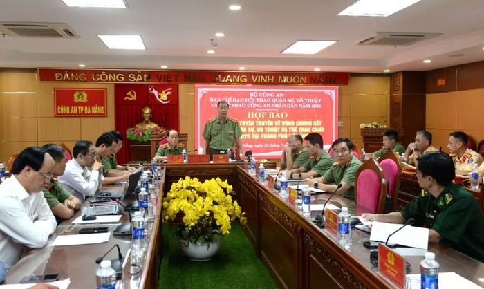 Thiếu tướng Lê Hồng Hiệp, Phó Cục trưởng Cục Công tác chính trị (X03) Bộ Công an, Phó Trưởng Ban chỉ đạo Hội thao phát biểu tại Họp báo.