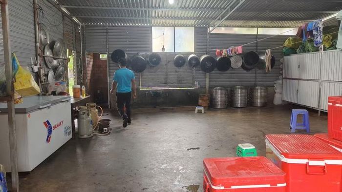 Khu vực bếp và sơ chế của cơ sở gia chánh Ni Ya. (Ảnh: Thế Hùng)
