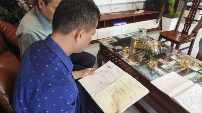 Qua kiểm tra, cơ sở gia chánh chưa có giấy chứng nhận vệ sinh ATTP. (Ảnh: Thế Hùng)