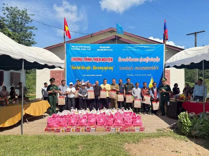 Đồn Biên phòng Cửa khẩu quốc tế La Lay phối hợp các đơn vị tặng quà đến người dân nước bạn Lào.