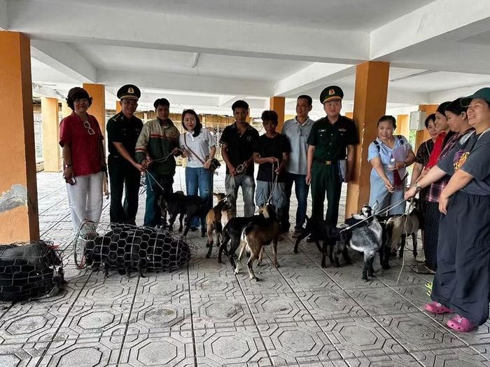 Tặng con giống cho các hộ dân vùng biên giới.
