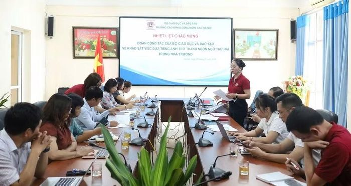 Quang cảnh buổi làm việc.