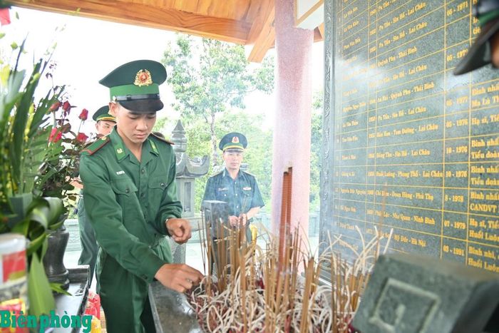 Ban Chỉ huy Bộ đội Biên phòng tỉnh Lai Châu phối hợp với cấp ủy, chính quyền xã Phong Thổ, tỉnh Lai Châu tổ chức dâng hoa, dâng hương tưởng niệm các Anh hùng, liệt sĩ tại các nhà bia ghi tên liệt sĩ trên tuyến biên giới. Ảnh: Đức Duẩn