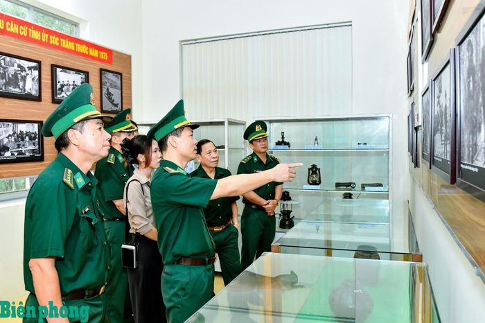 Ban Chỉ huy Bộ đội Biên phòng thành phố Cần Thơ tổ chức hành quân về nguồn, dâng hương và tham quan, học tập truyền thống tại Di tích lịch sử - văn hóa Khu căn cứ Tỉnh ủy Sóc Trăng (cũ) tại rừng tràm Mỹ Phước, ấp Phước An B, xã Mỹ Phước, thành phố Cần Thơ. Ảnh: Văn Long