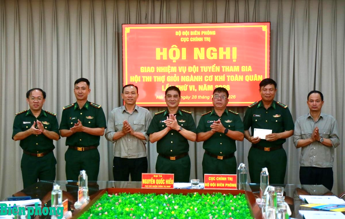 Đại tá Nguyễn Quốc Hiếu tặng quà của Cục Chính trị Bộ đội Biên phòng cho Đội tuyển tham gia Hội thi Ảnh: Cẩm Linh