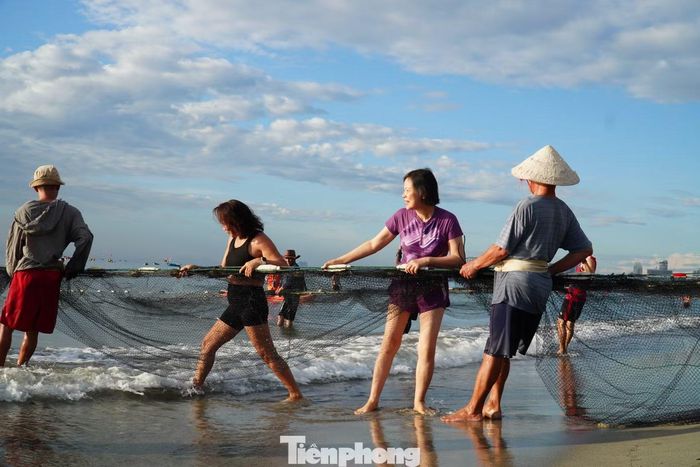 Du khách hào hứng tham gia trải nghiệm kéo lưới.
