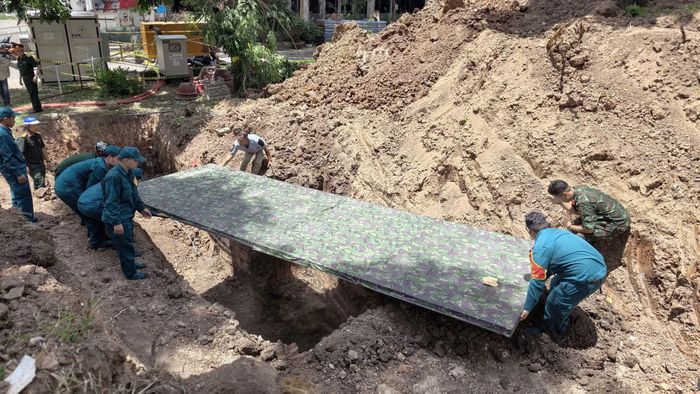 Lực lượng chức năng tiến hành đào, tìm kiếm ở khu vực nghi có mộ tập thể thứ hai trong Công viên Lê Thị Riêng.