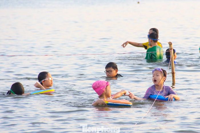 Các học viên dưới 6 tuổi được các tình nguyện viên hướng dẫn và thực hành kỹ năng bơi trong khu vực giăng dây để đảm bảo an toàn tuyệt đối khi bơi trên biển.