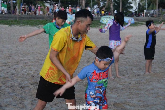 Gần 3 tuần nay, cứ đều đặn mỗi sáng thứ 2, thứ 4 và thứ 6 trong tuần, gần 50 học viên có mặt từ 5h sáng để học bơi trên biển. Không chỉ thu hút các em học sinh, sinh viên, lớp học bơi đặc biệt này còn được rất nhiều phụ huynh quan tâm, đăng ký theo học.