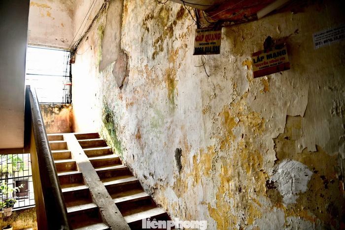 Cầu thang chung xuống cấp, nhiều vị trí thấm nước, bong tróc khiến người dân luôn thấp thỏm mỗi khi di chuyển.