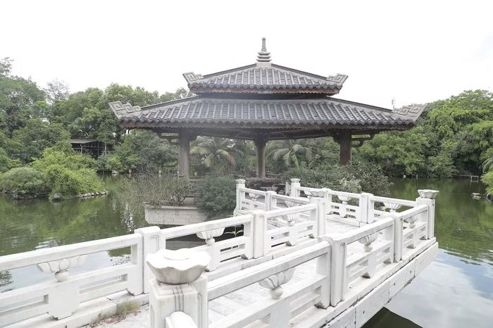 Điểm nhấn của khuôn viên là thủy đình nằm giữa hồ, kết nối với bờ bằng cây cầu đá. Đây là nơi vợ chồng Khánh Ly thường ngồi thưởng trà, ngắm trăng hoặc đón bạn bè tới giao lưu.