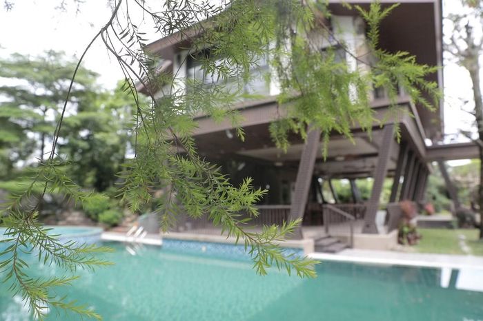 Ngôi nhà hiện nay được xây dựng theo cảm hứng từ kiến trúc nhà sàn với không gian mở, sử dụng nhiều vật liệu gỗ kết hợp kính để kết nối với cảnh quan bên ngoài.