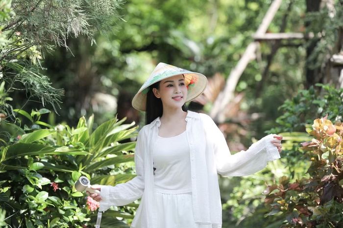 Theo nữ ca sĩ, ông xã - một kiến trúc sư - mua khu đất này từ năm 2004. Sau nhiều năm cải tạo, khu đất được quy hoạch thành một quần thể nhà vườn khép kín với hồ nước, cây xanh và nhiều công trình mang dấu ấn cá nhân.