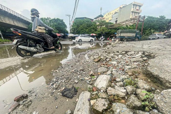 Người dân thường xuyên qua lại tuyến đường này cho hay, tình trạng mặt đường hư hỏng đã kéo dài hơn một năm, nhiều trường hợp xe máy bị trượt ngã khi đi qua đoạn đường sau mưa.