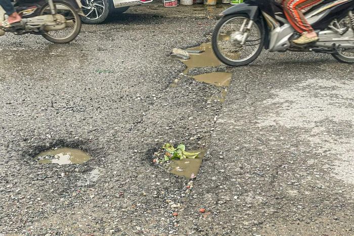 Nhiều vị trí mặt đường trồi lún, tạo thành những hố sâu, gây khó khăn cho cả xe máy lẫn ô tô khi lưu thông.