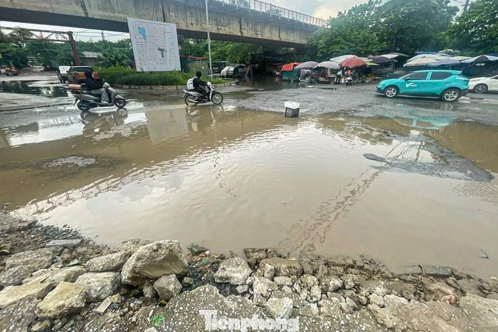 Được kỳ vọng góp phần giảm áp lực giao thông cho khu vực Vành đai 3 và đường Phạm Văn Đồng, tuyến Nguyễn Đình Tứ hiện lại trở thành điểm tiềm ẩn nguy cơ mất an toàn giao thông.