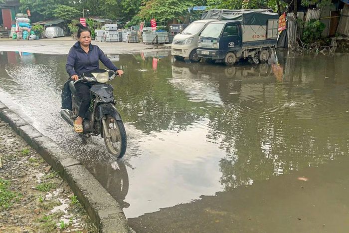 Nhiều đoạn đường ngập úng kéo dài sau mưa, buộc các phương tiện phải chuyển sang làn đối diện để di chuyển.
