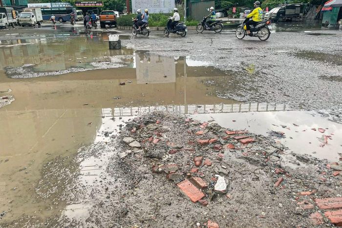 Sau mỗi trận mưa, nhiều ổ gà bị nước che khuất, khiến người điều khiển phương tiện khó quan sát và tiềm ẩn nguy cơ tai nạn, đặc biệt vào ban đêm.