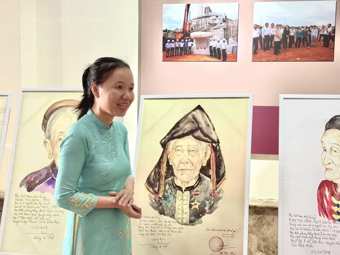 “Đây là một công trình rất ý nghĩa tri ân sự hy sinh vĩ đại và thầm lặng của các Mẹ Việt Nam Anh hùng. Tôi rất vinh dự khi làm công việc này, vì có thể giới thiệu tấm gương hy sinh của các Mẹ đến với người dân cả nước. Đặc biệt là đến các thế hệ trẻ, biết được hòa bình hôm nay đã được đánh đổi bằng bao máu, xương của các Mẹ Việt Nam Anh hùng, các anh hùng, liệt sĩ” – chị Nguyễn Thị Trúc hướng dẫn viên Khu tượng đài Mẹ Việt Nam Anh hùng, chia sẻ.