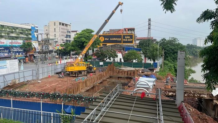 Nhà thầu cũng đã thi công xong 16/16 cọc, bệ trụ của trụ T1; thân trụ đã hoàn thành 5,7m/13,83m, hiện đang lắp đặt cốt thép, ván khuôn đà giáo đổ bê tông đợt 3.