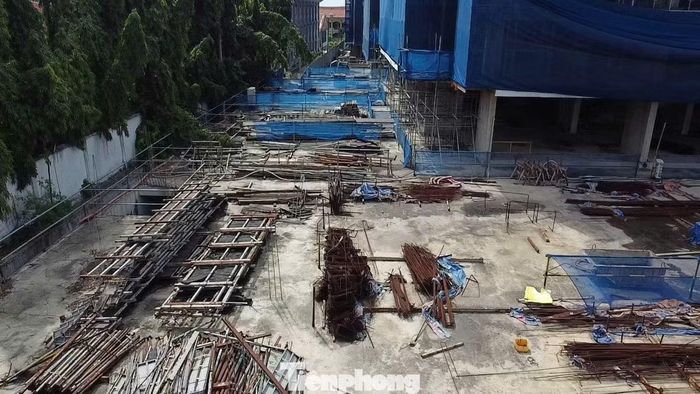 Theo ghi nhận của phóng viên, nhiều hạng mục dự án Bien Hoa Universe Complex dang dở, sắt thép hoen gỉ, vật liệu xuống cấp dưới và chưa rõ thời điểm tái khởi động.