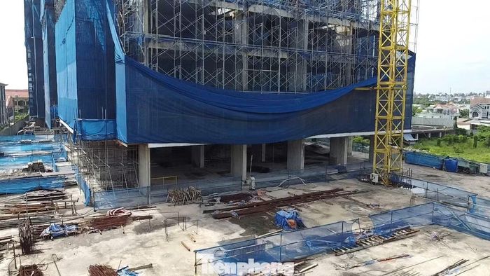 Với quy mô gần 2,9 ha, gồm 7 block cao 24–29 tầng, cung cấp khoảng 2.000 căn hộ cùng tổ hợp thương mại – dịch vụ – văn phòng, dự án từng được ra mắt rầm rộ vào đầu năm 2021. Chủ đầu tư đã triển khai thi công một số hạng mục, xây dựng lên nhiều tầng. Tuy nhiên, sau đó công trình bất ngờ dừng lại, kéo dài đến nay.
