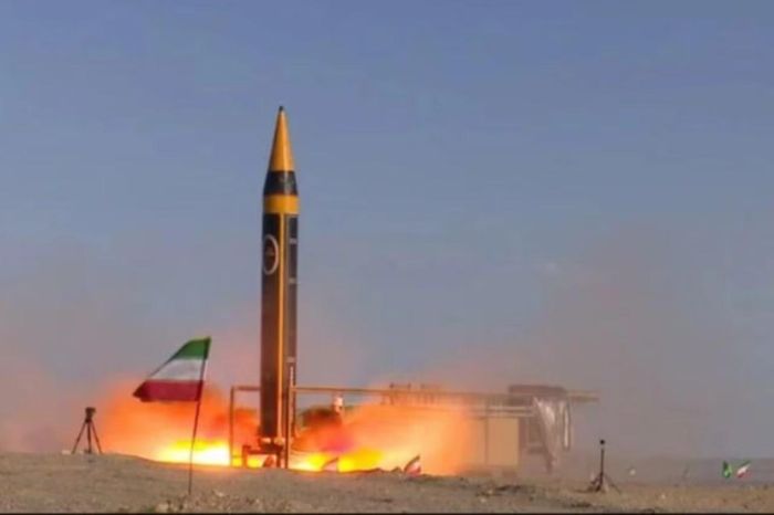 Tên lửa đạn đạo Khorramshahr-4 (Kheibar) của Iran là một trong những vũ khí có năng lực mạnh nhất trong kho tên lửa của Tehran. Được phát triển nhằm phục vụ mục đích răn đe chiến lược, tên lửa này mang đầu đạn nổ mạnh nặng 1.500-1.800 kg và có tầm bắn khoảng 2.000 km, đủ khả năng tấn công các mục tiêu quân sự trọng yếu trên khắp khu vực Trung Đông. Giới chuyên gia dự đoán phiên bản mới nhất của Kheibar có thể có tầm bắn gấp đôi, đủ vươn tới lãnh thổ Ukraine. Trong ảnh: Iran phóng thử tên lửa Khorramshahr-4. Ảnh: Bộ Quốc phòng Iran/Turkiye Today.