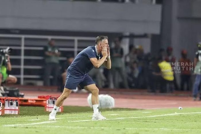 HLV Herdman hò hét trên đường pitch trong phần còn lại