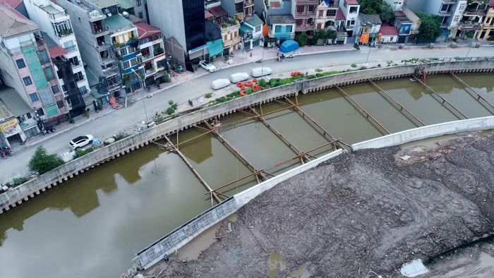 Nhằm tháo gỡ điểm nghẽn trước mùa mưa bão năm 2026, Ban Quản lý dự án đầu tư xây dựng công trình hạ tầng kỹ thuật và nông nghiệp Hà Nội đã lựa chọn nhà thầu mới theo hình thức chỉ định thầu rút gọn, dồn lực hoàn thành hạng mục cứng hóa kênh La Khê.