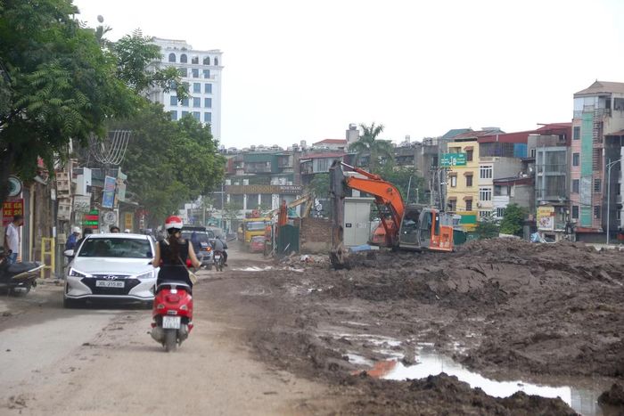 Tại một số đoạn tuyến, máy xúc liên tục vận hành dưới lòng kênh để múc đào, nạo vét và di chuyển bùn thải.