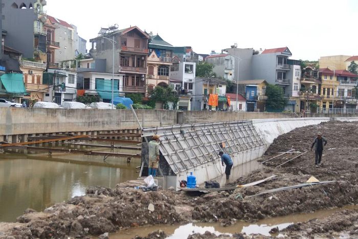 Các hạng mục kết cấu dưới lòng kênh vẫn đang dần hoàn thiện.