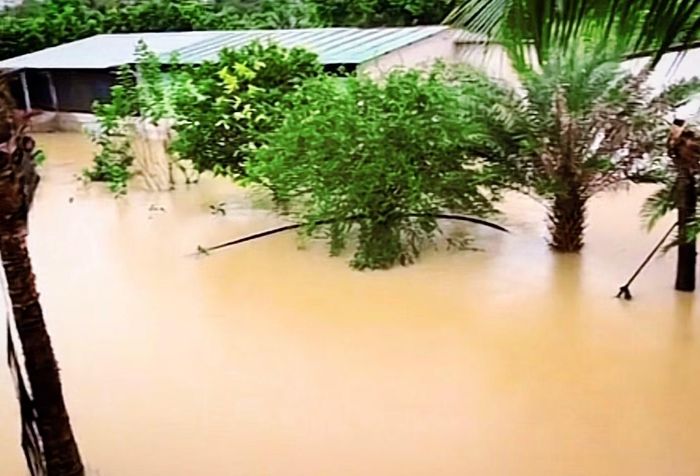 Một số khu vực vẫn ngập sâu.
