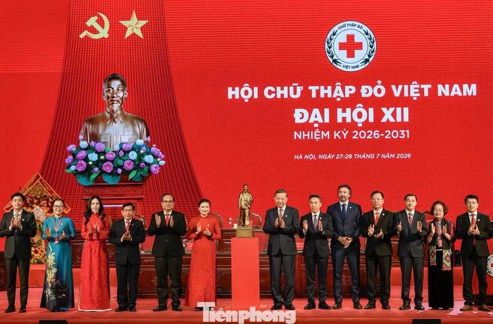  Tổng Bí thư, Chủ tịch nước Tô Lâm tặng đại hội bức tượng Chủ tịch Hồ Chí Minh. Ảnh: Như Ý. 