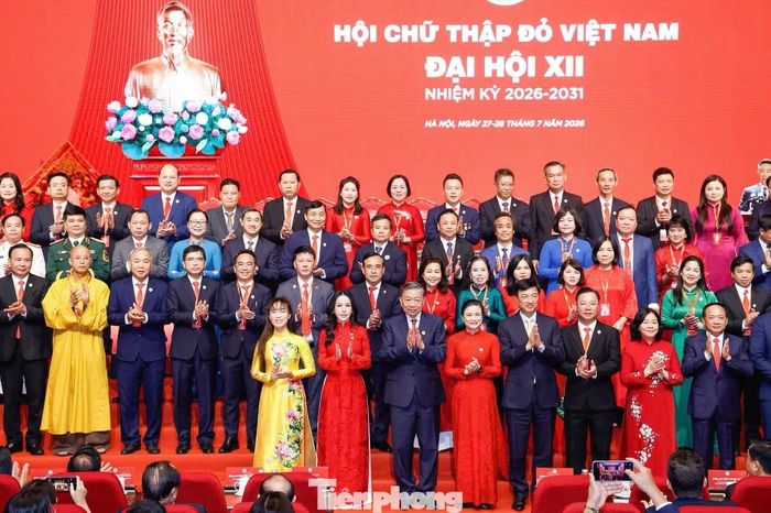  Tổng Bí thư, Chủ tịch nước Tô Lâm và các đồng chí lãnh đạo Đảng, Nhà nước chụp ảnh lưu niệm cùng Ban Chấp hành Trung ương Hội Chữ thập đỏ Việt Nam nhiệm kỳ 2026 - 2031. Ảnh: Như Ý. 