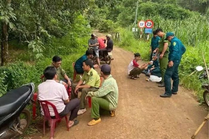 Nhiều lực lượng tham gia tìm kiếm sinh vật lạ sau khi nhận được tin báo của người dân