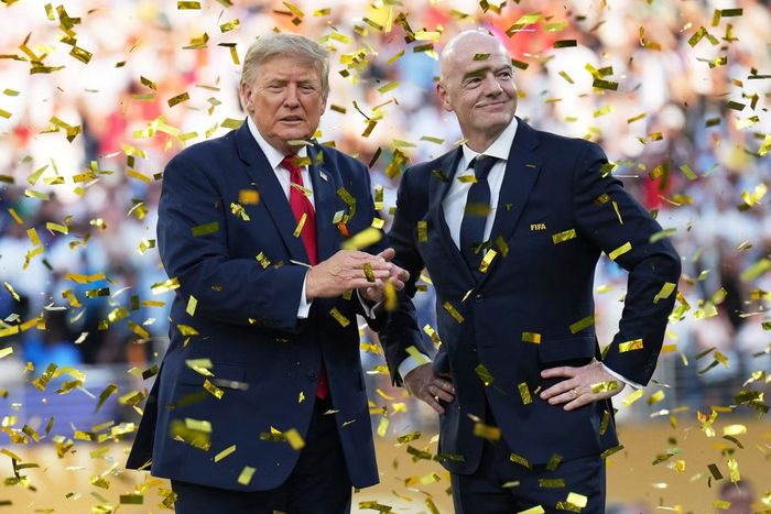  Chủ tịch FIFA Gianni Infantino và Tổng thống Mỹ Donald Trump trên bục trao giải cho nhà vô địch World Cup 2026. 