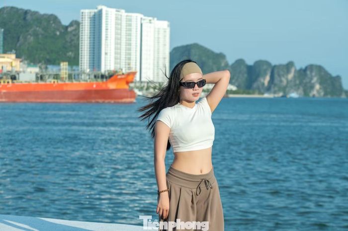 "Trước khi đi cả nhóm đã tra trên mạng xã hội và được biết đây là địa điểm chụp ảnh nổi tiếng nên chúng em quyết định đến đây đầu tiên khi bước chân tới Quảng Ninh. Chỉ cần đưa máy ra phía biển chụp là có bức ảnh siêu đẹp để đăng lên mạng xã hội khoe bạn bè", Phương chia sẻ.